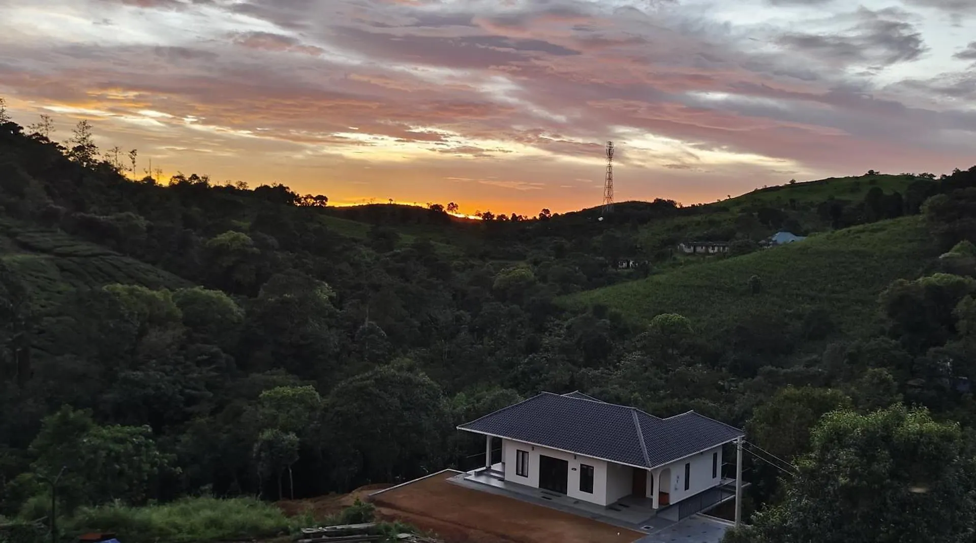 8-5 Acres Hotel Vagamon